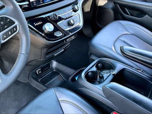 Used 2025 Chrysler Pacifica Select FWD image 8