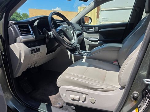 Used 2018 Toyota Highlander XLE FWD image 12