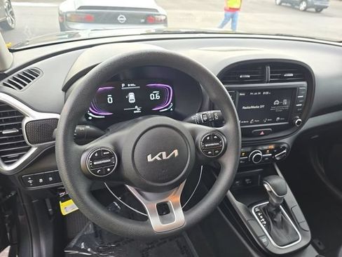 Used 2025 Kia Soul LX w/ LX Technology Package FWD image 8