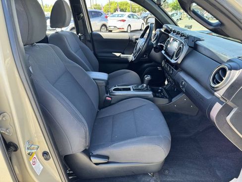 Used 2018 Toyota Tacoma TRD Off-Road w/ Technology Package AWD/4WD image 18