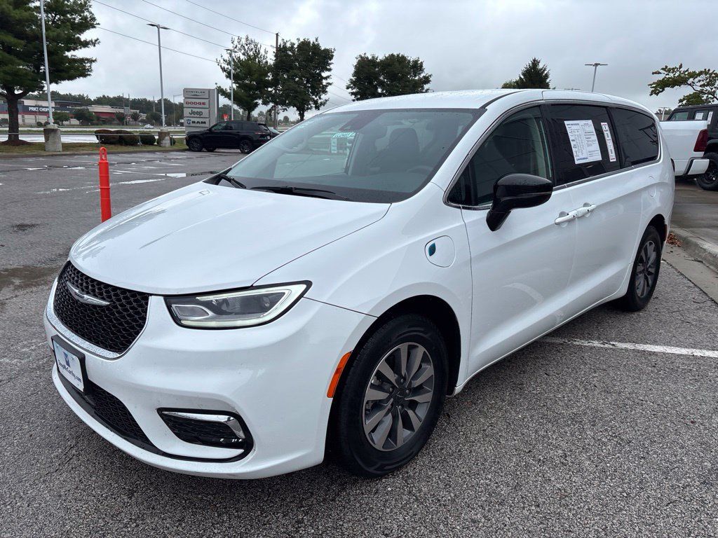 Used 2024 Chrysler Pacifica Limited FWD image 4