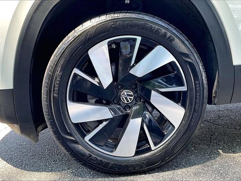 Used 2024 Volkswagen Atlas Cross Sport SE w/ Panoramic Sunroof Package AWD/4WD image 6