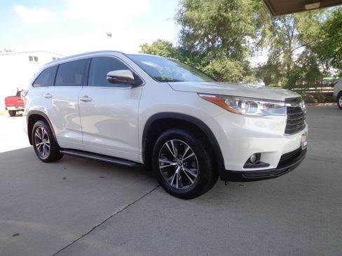 Used 2016 Toyota Highlander XLE AWD/4WD image 3