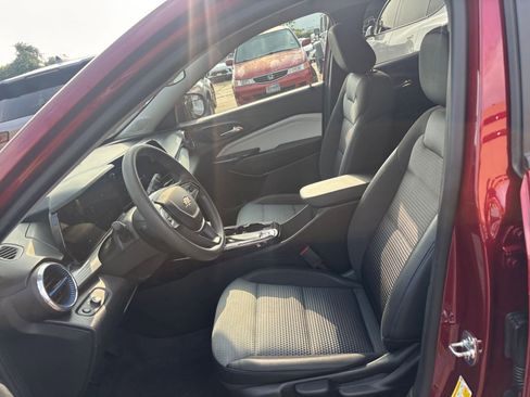 Used 2025 Chevrolet Trax LT FWD image 25