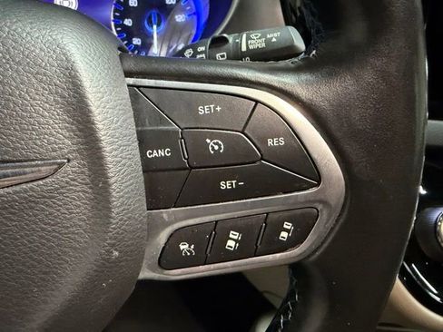 Used 2021 Chrysler Pacifica Touring-L FWD image 37