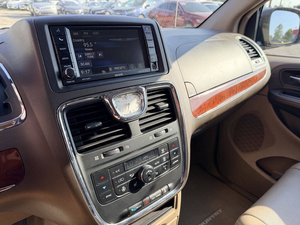 Used 2013 Chrysler Town & Country Touring-L w/ Driver Convenience Group FWD image 14