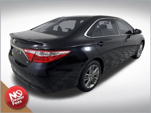 Used 2017 Toyota Camry SE image 3