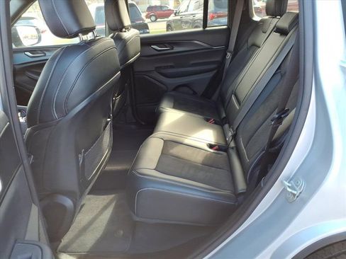 Used 2023 Jeep Grand Cherokee Altitude image 12