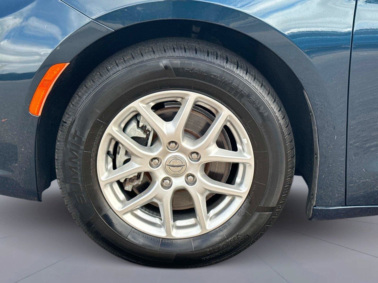 Used 2023 Chrysler Pacifica Touring-L FWD image 11