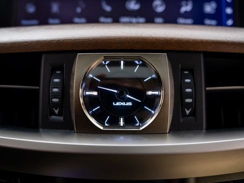 Used 2021 Lexus LX 570 4WD w/ Luxury Package image 24