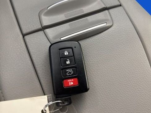 Used 2017 Toyota Highlander XLE FWD image 11