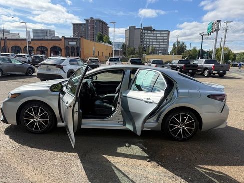 Used 2023 Toyota Camry SE FWD image 14