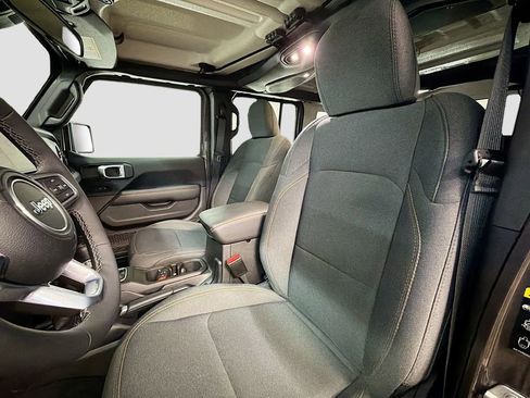 Used 2025 Jeep Wrangler Unlimited Sahara image 19