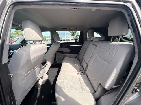 Used 2019 Toyota Highlander LE FWD image 16