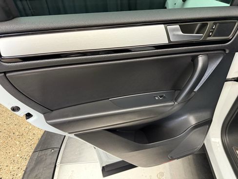 Used 2014 Volkswagen Touareg VR6 image 22