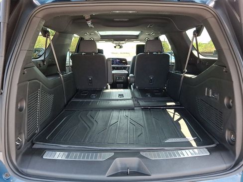 Certified 2025 Chevrolet Suburban High Country AWD/4WD image 29