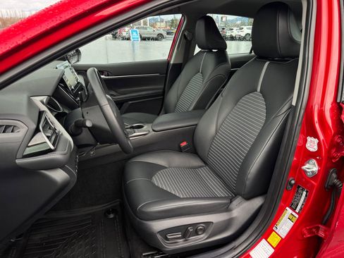 Used 2024 Toyota Camry SE image 11