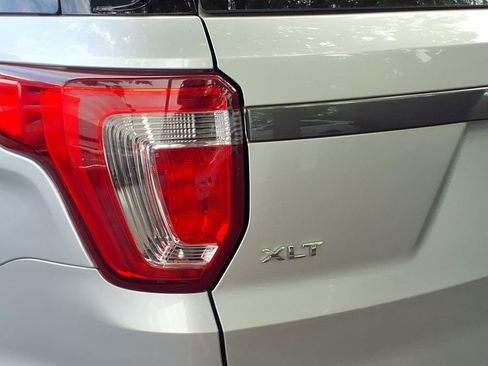 Used 2018 Ford Explorer XLT w/ Equipment Group 202A AWD/4WD image 9
