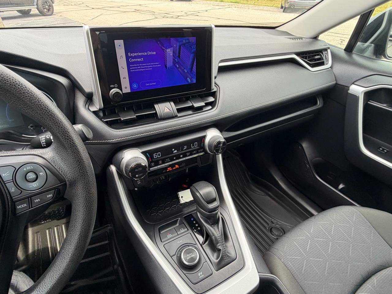 Used 2025 Toyota RAV4 XLE AWD/4WD image 17