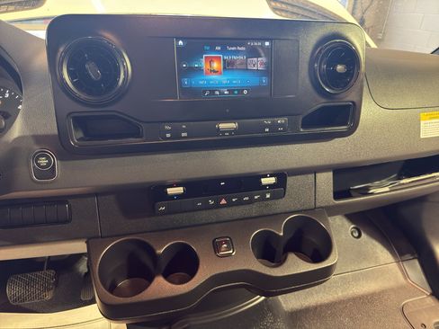 Used 2019 Mercedes-Benz Sprinter 2500 image 17