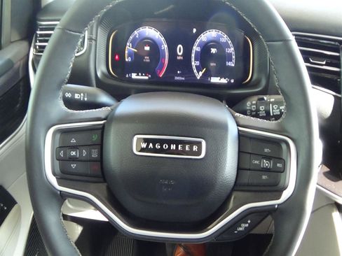 Certified 2025 Jeep Wagoneer 4WD w/ Premium Group I image 24