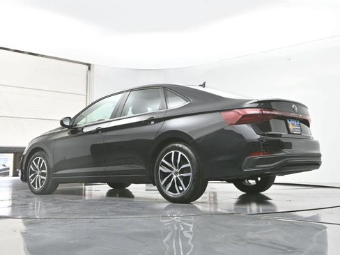 Certified 2025 Volkswagen Jetta SE w/ Sunroof Package image 29