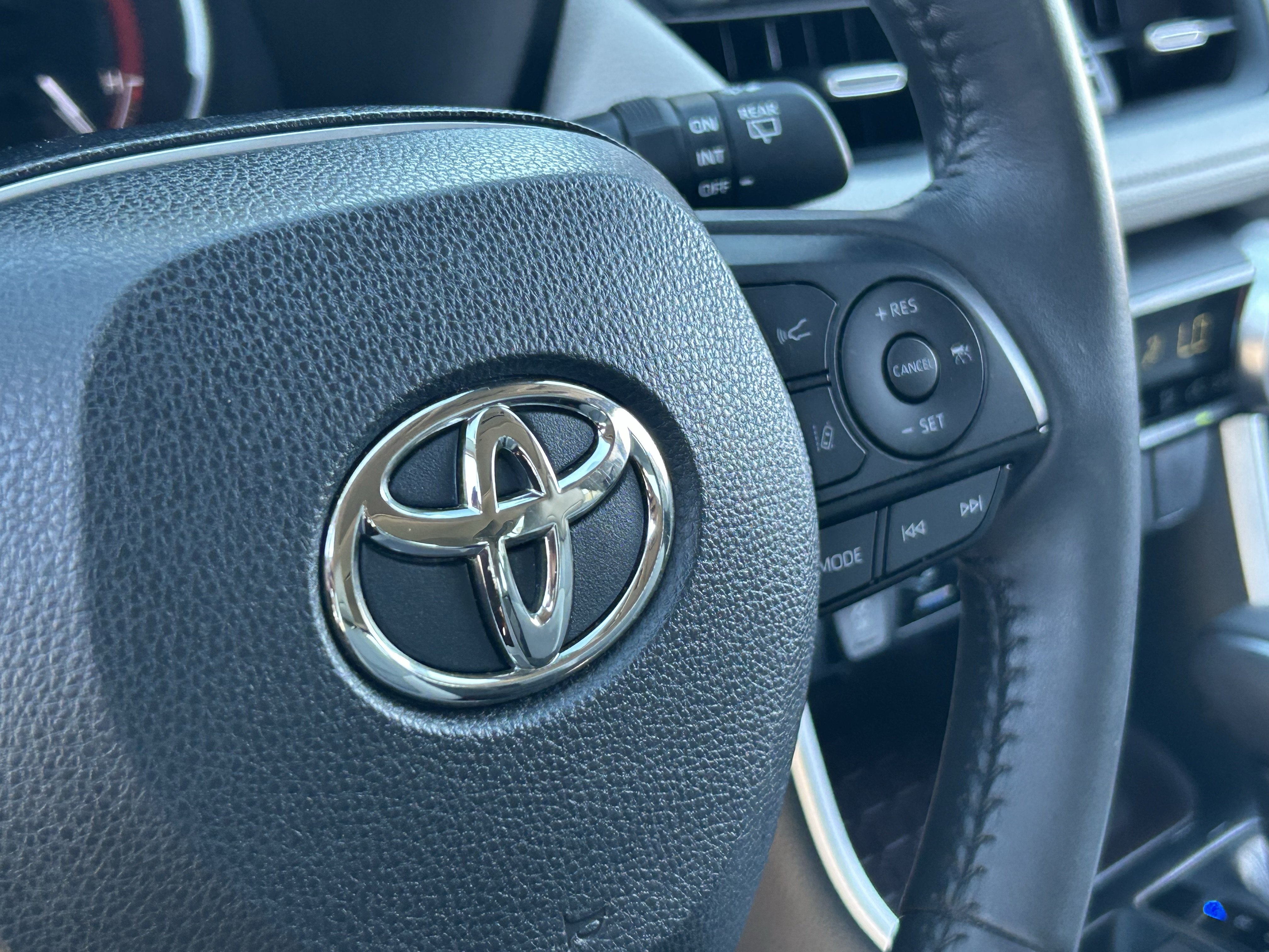 Used 2019 Toyota RAV4 Limited w/ Cold Weather Package FWD image 25