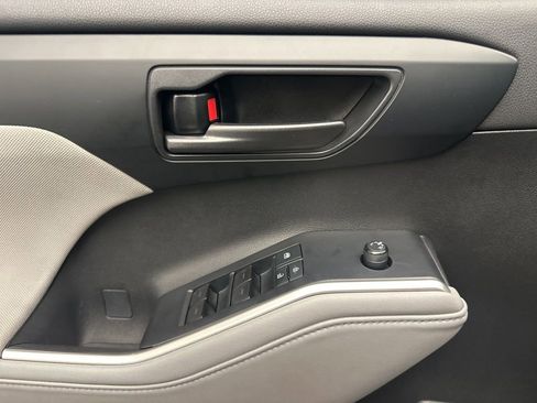Used 2020 Toyota Highlander LE image 27