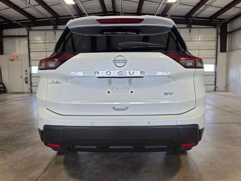 Used 2024 Nissan Rogue SV FWD image 4
