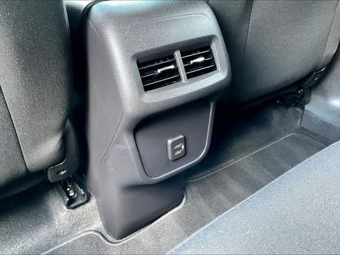 Used 2024 Chevrolet Equinox LT FWD image 11
