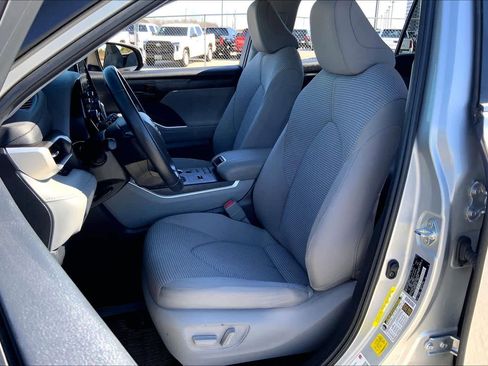 Used 2022 Toyota Highlander LE image 8