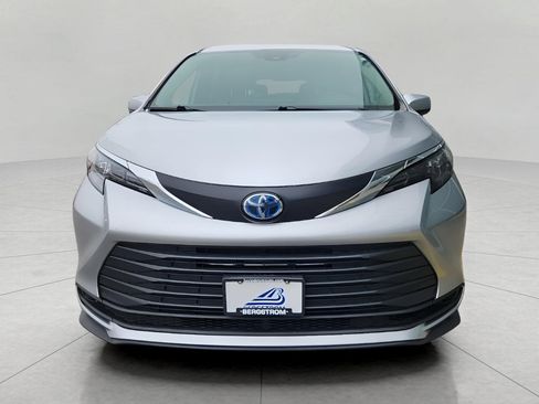 Used 2025 Toyota Sienna LE image 33