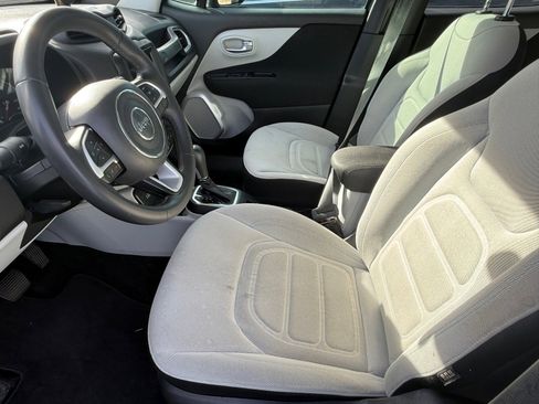 Used 2018 Jeep Renegade Latitude image 6