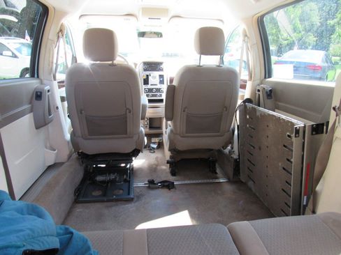 Used 2010 Chrysler Town & Country Touring FWD image 8