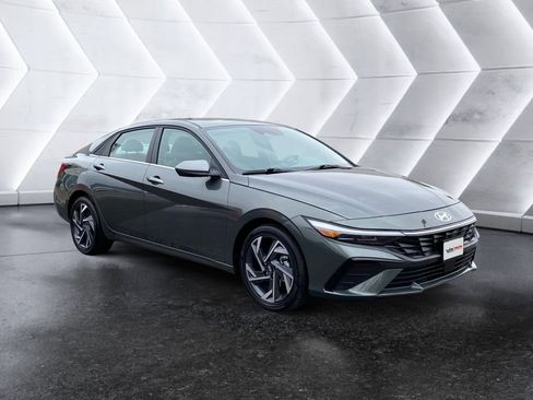 Used 2025 Hyundai Elantra SEL image 1