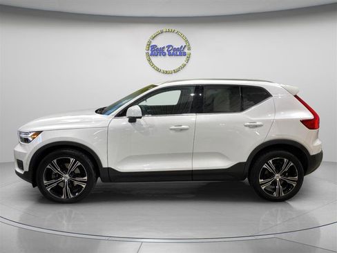 Used 2019 Volvo XC40 T4 Inscription FWD image 2