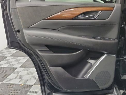 Used 2020 Cadillac Escalade Luxury AWD/4WD image 17