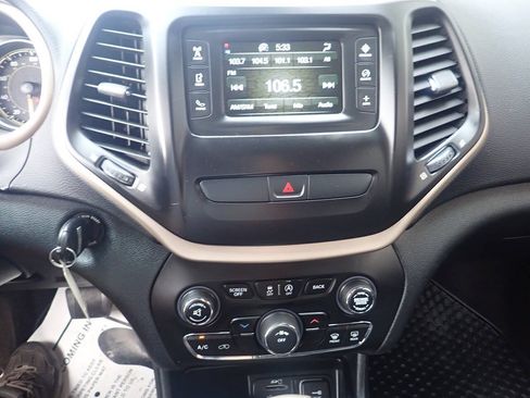 Used 2016 Jeep Cherokee Sport w/ Cold Weather Group AWD/4WD image 4