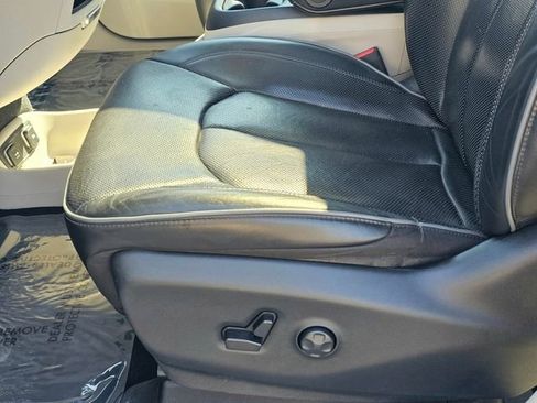 Used 2020 Chrysler Pacifica Limited w/ Tire & Wheel Group FWD image 21