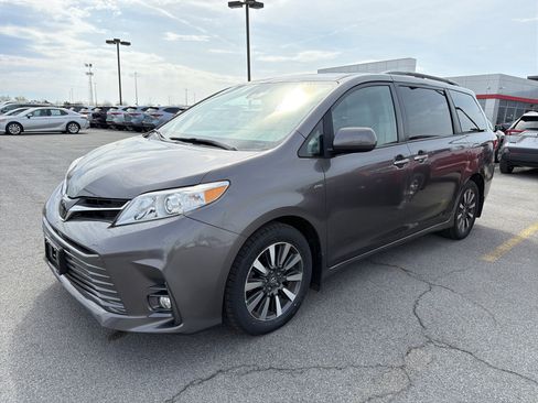 Used 2019 Toyota Sienna XLE Premium AWD/4WD image 4