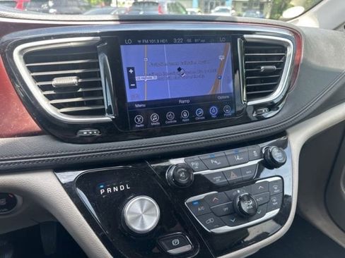 Used 2017 Chrysler Pacifica Limited FWD image 21