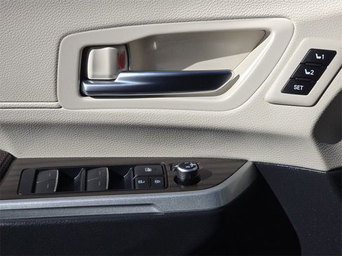 Used 2022 Toyota Sienna Platinum image 33