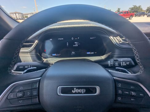 Used 2025 Jeep Grand Cherokee Altitude image 34