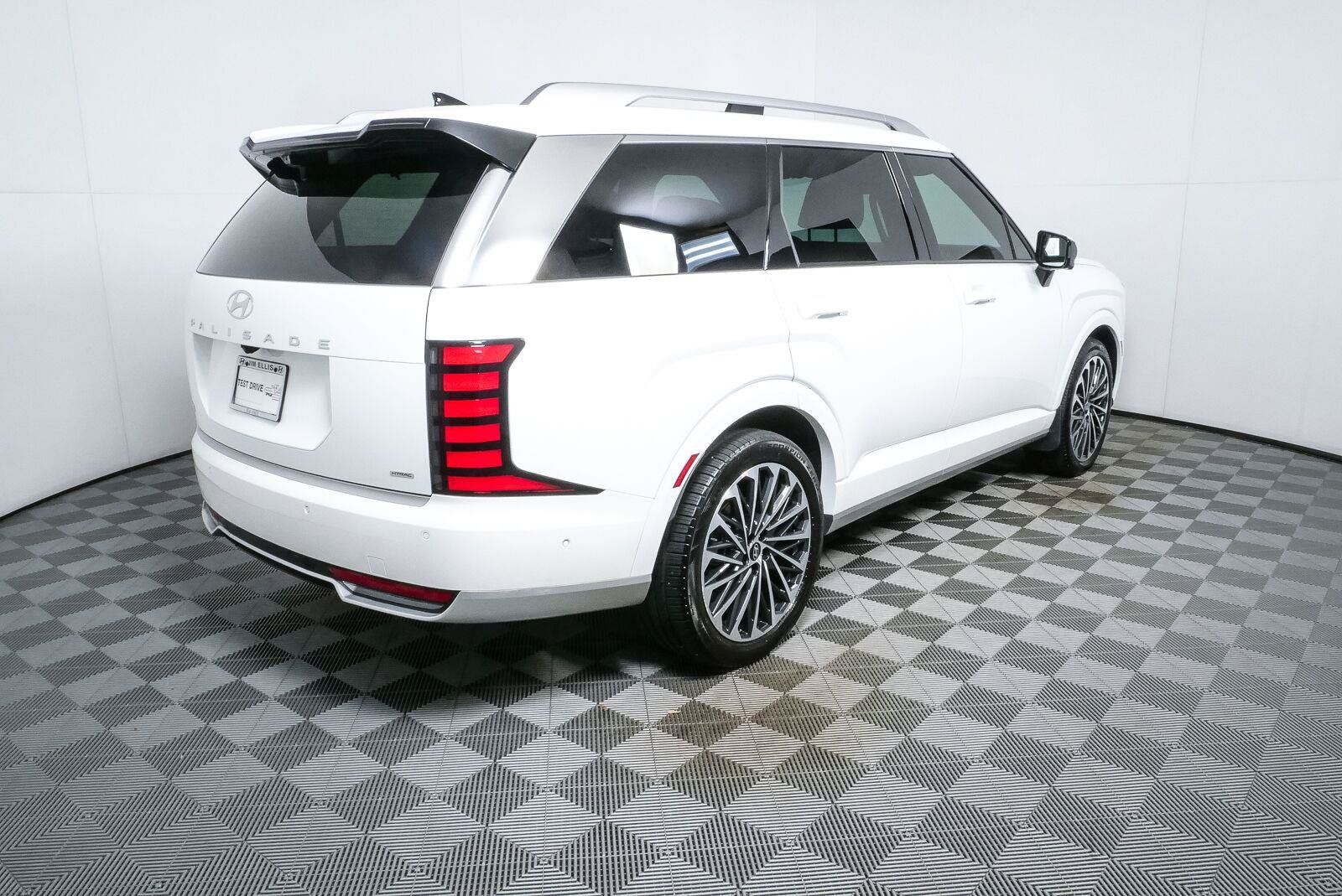 Used 2026 Hyundai Palisade Calligraphy AWD/4WD image 3