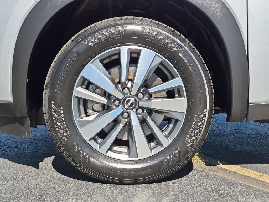 Used 2025 Nissan Pathfinder SL AWD/4WD image 11
