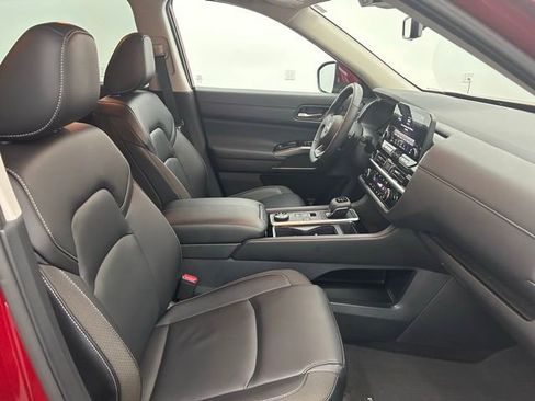 Used 2025 Nissan Pathfinder SL image 34