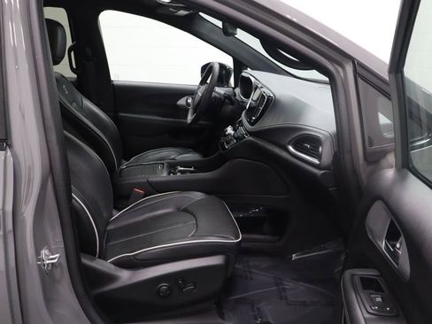Used 2025 Chrysler Pacifica Limited FWD image 17