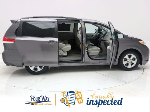 Used 2014 Toyota Sienna LE FWD image 3