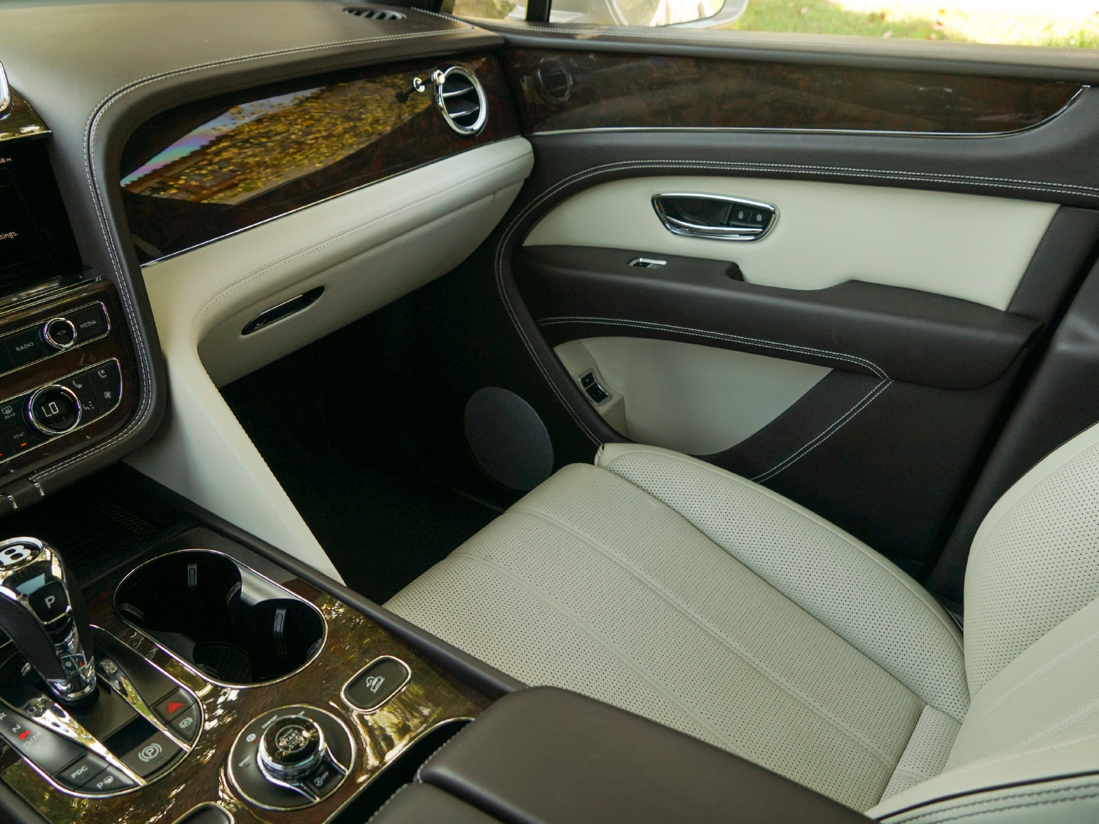 Certified 2023 Bentley Bentayga Extended Wheelbase AWD/4WD image 14