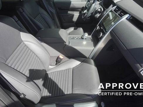 Used 2025 Land Rover Discovery S image 23